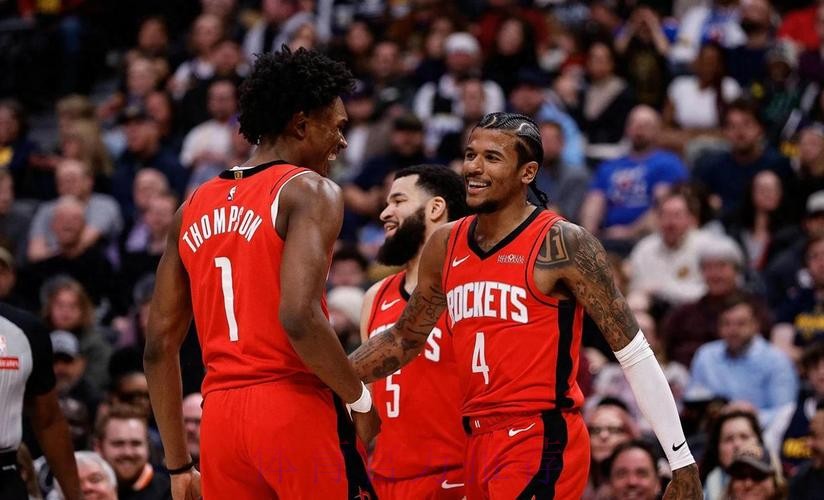 拉文底角三分投进开局连拿8分，国王10-7领先火箭