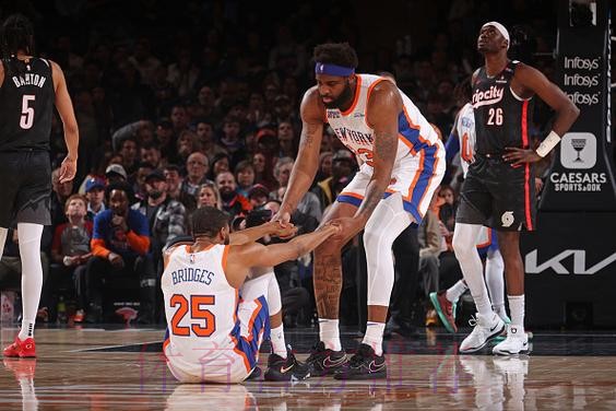 防守大闸!尼克斯官媒晒米切尔-罗宾逊赛后照:本场最佳防守 防守大闸!尼克斯官媒晒米切尔-罗宾逊赛后照:本场最佳防守