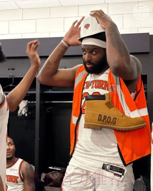 防守大闸!尼克斯官媒晒米切尔-罗宾逊赛后照:本场最佳防守 防守大闸!尼克斯官媒晒米切尔-罗宾逊赛后照:本场最佳防守