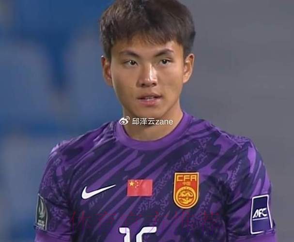 李昊:对方最后那球踩我耳朵上了,必须得扑没办法 李昊:对方最后那球踩我耳朵上了,必须得扑没办法